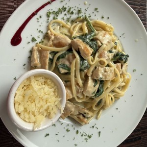 Linguini con pollo a la florentina