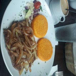 Bistec de Res encebollado con Tortilla