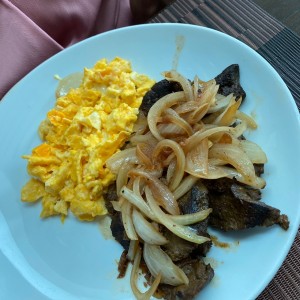 Bistec de res encebollado