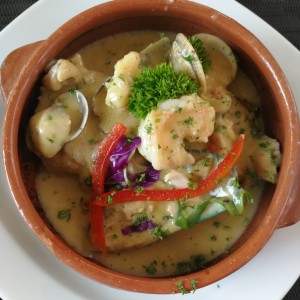 cacerola de filete de corvina con mariscos
