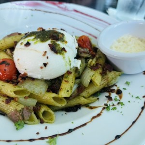 Penne al pesto con bacon y burrata
