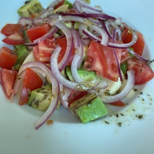 Ensalada de palmito, aguacate, cebolla y tomate