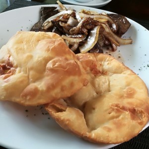 Higado encebollado con hojaldre