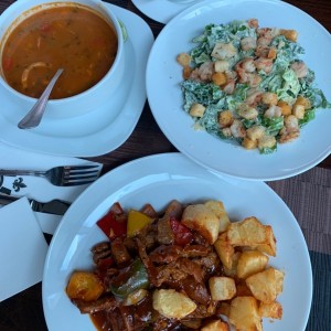 Sopa de marisco, Caesar de camarones y Filete Salteado con papas con Paprika
