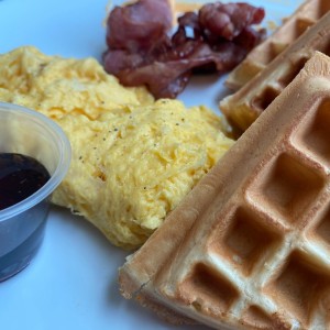 Pancakes y wafles con tocino y huevo frito