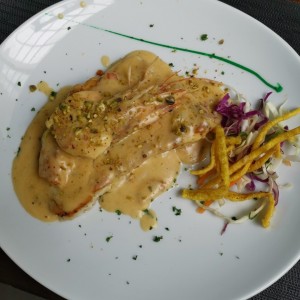 Corvina con salsa de pistachos y langostino