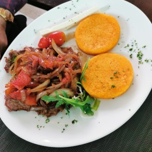 Bistec de res encebollado