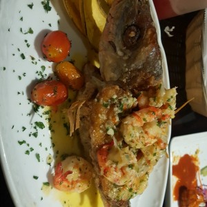 Pargo frito relleno de camarones