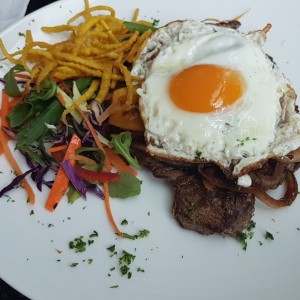Filete de res con huevo y cebolla