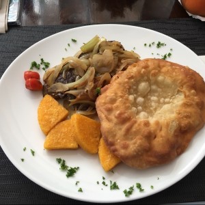 Bistec de higado encebollado