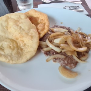 Bistec de res encebollado
