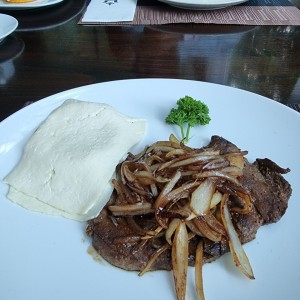 Higado de res encebollado