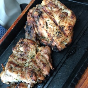 medio pollo deshuesado al grill