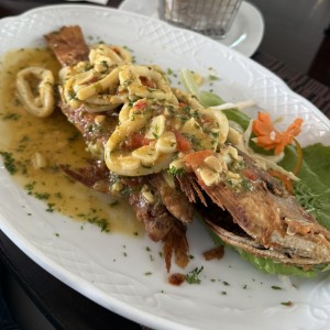 Pargo frito con calamares al ajillo