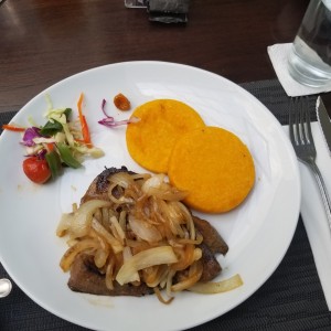 Bistec de res encebollado
