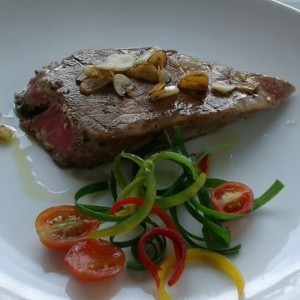 Atun sellado con sal y ajo