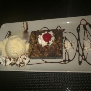 Brownie de nueces y helado