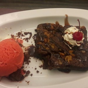 Brownie de nueces y helado
