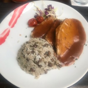 pernil en salsa de guayaba con arroz con guandu