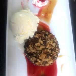 Brownie de nueces y helado