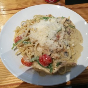 Pasta en Salsa Alfredo con Vegetales y Pollo