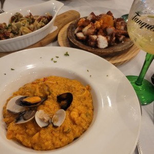 pulpo a la gallega, esparragos y melao con Mariscos