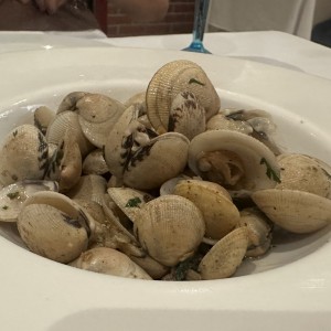 Almejas al ajillo