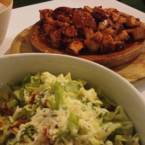 ensalada Caesar y pulpo