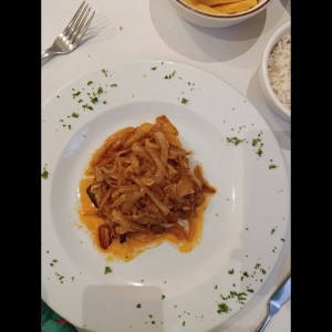 Bacalao a la brasa y encebollado