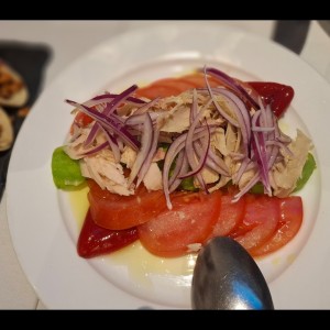 Bonito del Norte con Aguacate y Tomate del Huerto