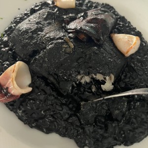 Mero con arroz en tinta calamar