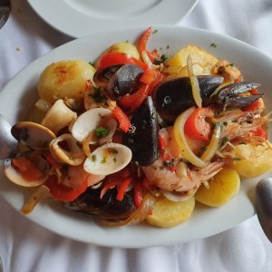 mero al carbon con mariscos