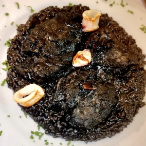 Pescado con Tinta de Calamar sobre Arroz Caldoso de Tibta de Calamar.