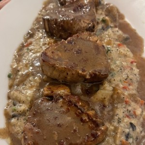 Tenderloin sobre meloso de trufas y portobellos