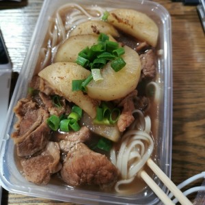 Sopa de falda con fideos