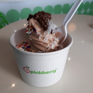 sabor avellana con chocolate derretido crunch, coco y sprinkles