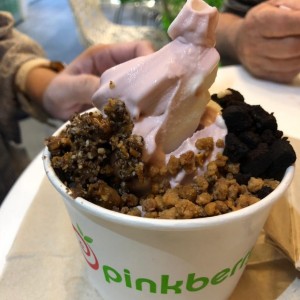 Granada y original con toppings de almendras rostizadas, brownie y almendras.