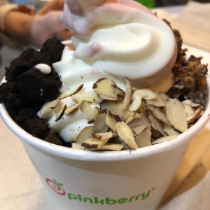 Helado original con almendras y brownie.