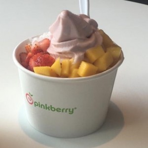 Yogurt Mediano con Toppings y Frutas 12 Oz