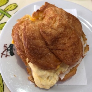 Croissant de huevo, jamon y queso