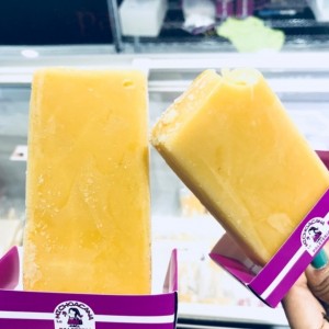 Mango rellena de leche condensada