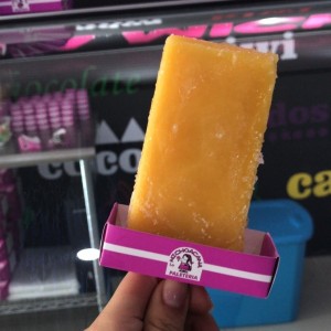paleta de maracuya rellena de leche condensada 