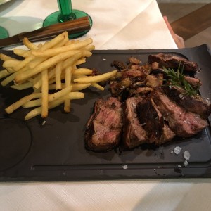 Filete con bacon y hongos frescos