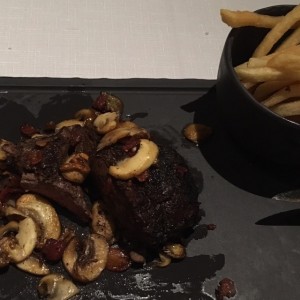 solomillo con papas fritas