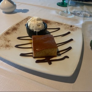 Flan de coco con helado de vainilla