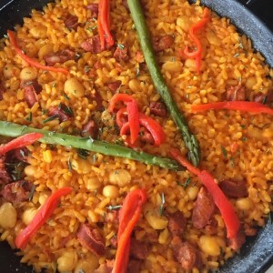 paella de chorizo, habas y esparragos