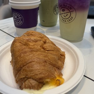 Croissant quedo y huevo