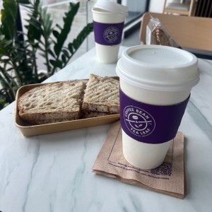 Matcha caliente con leche de almendra