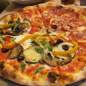 Pizza de vegetales y pepperoni