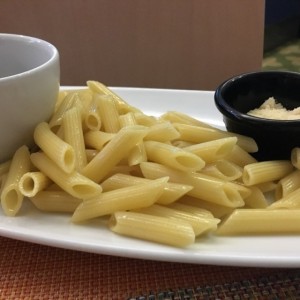 pasta penne con salsa aparte